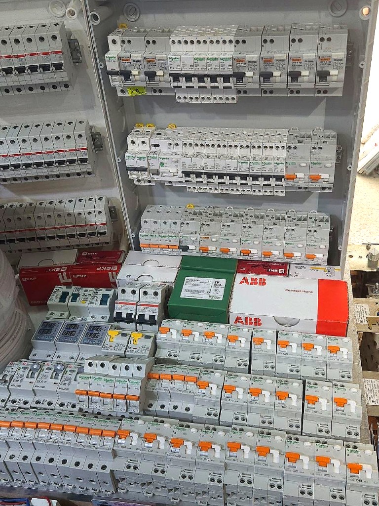 Продажа электрооборудования: автоматические выключатели Schneider Electric, ABB и EKF на DIN-рейке и в наборе для сборки щита