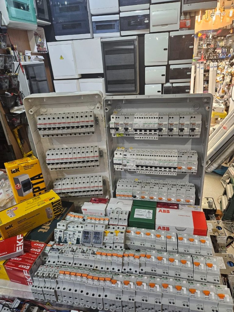 Стенд с автоматами, УЗО и собранными щитами в магазине
