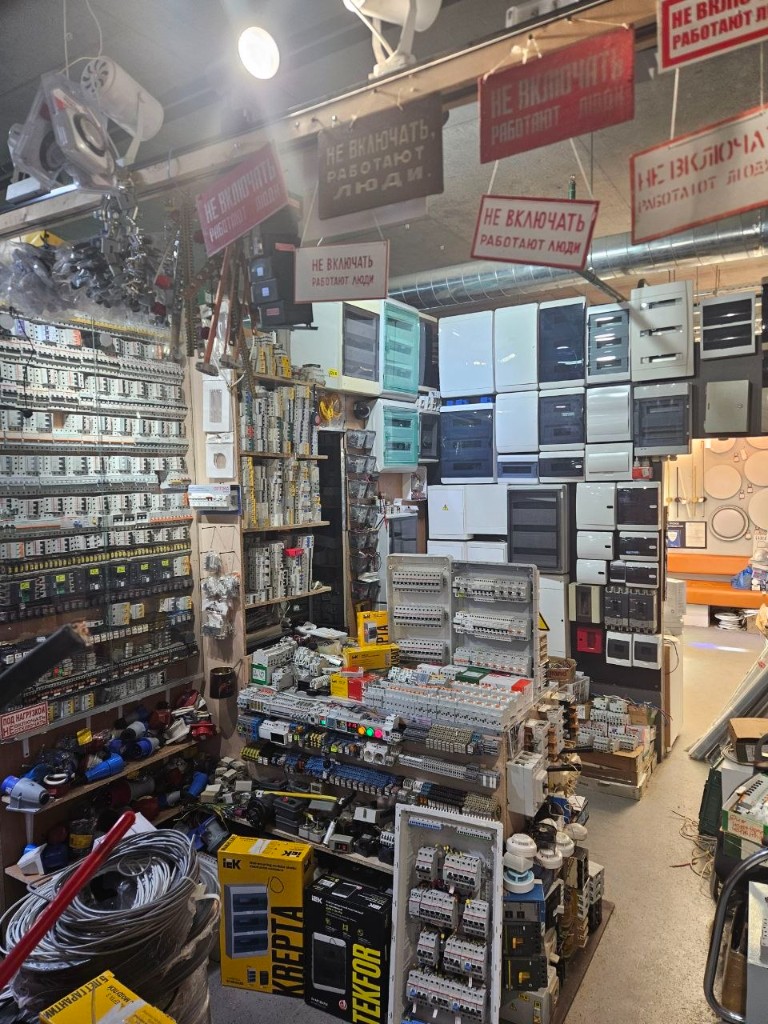 Общий вид павильона Т-40 с витринами и электрооборудованием