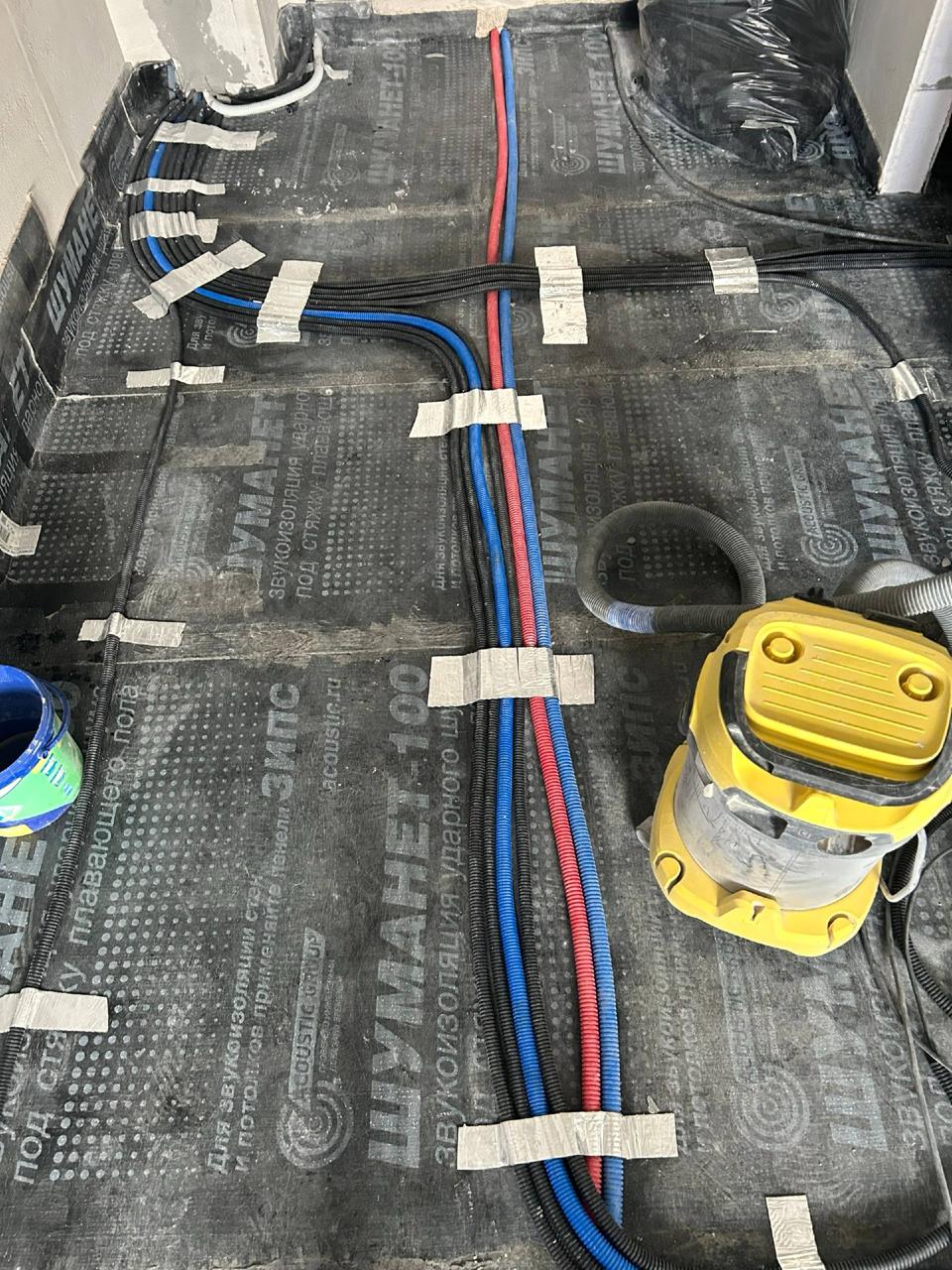 Шумоизоляция пола и прокладка гофры под стяжку, крепление лентой