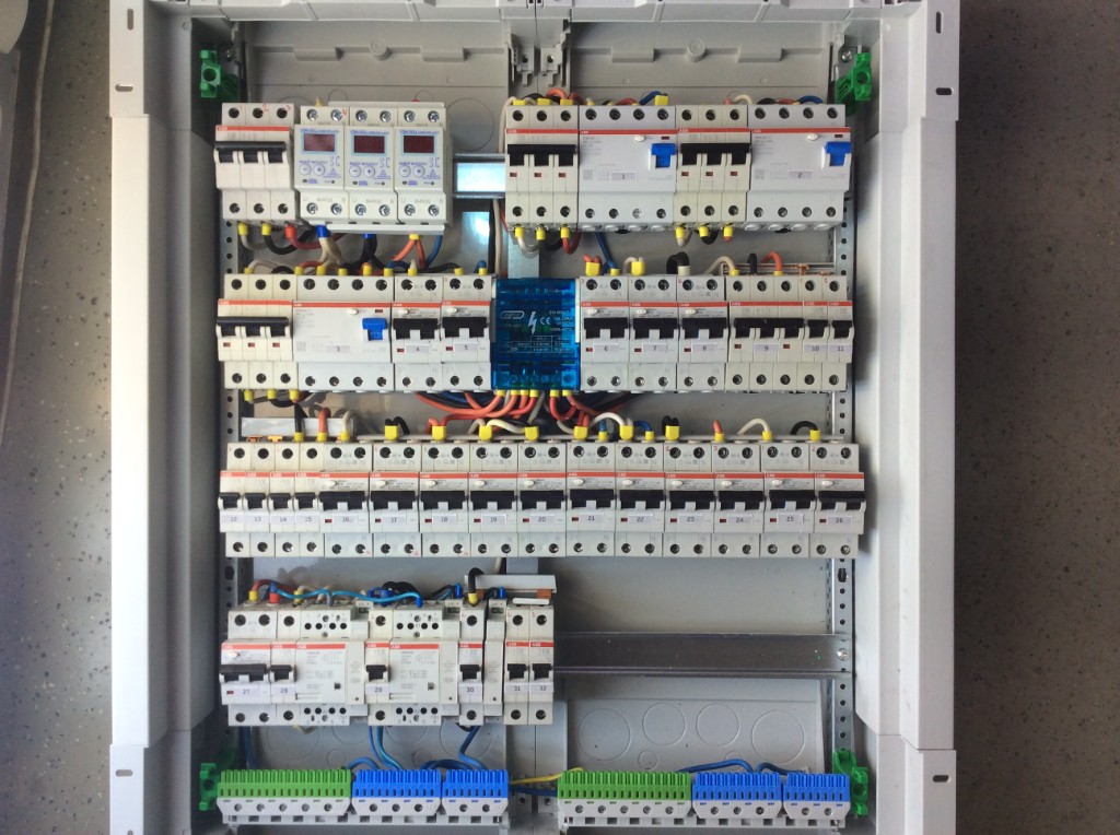 Сборка щита ABB с цифровыми реле и рядами автоматов