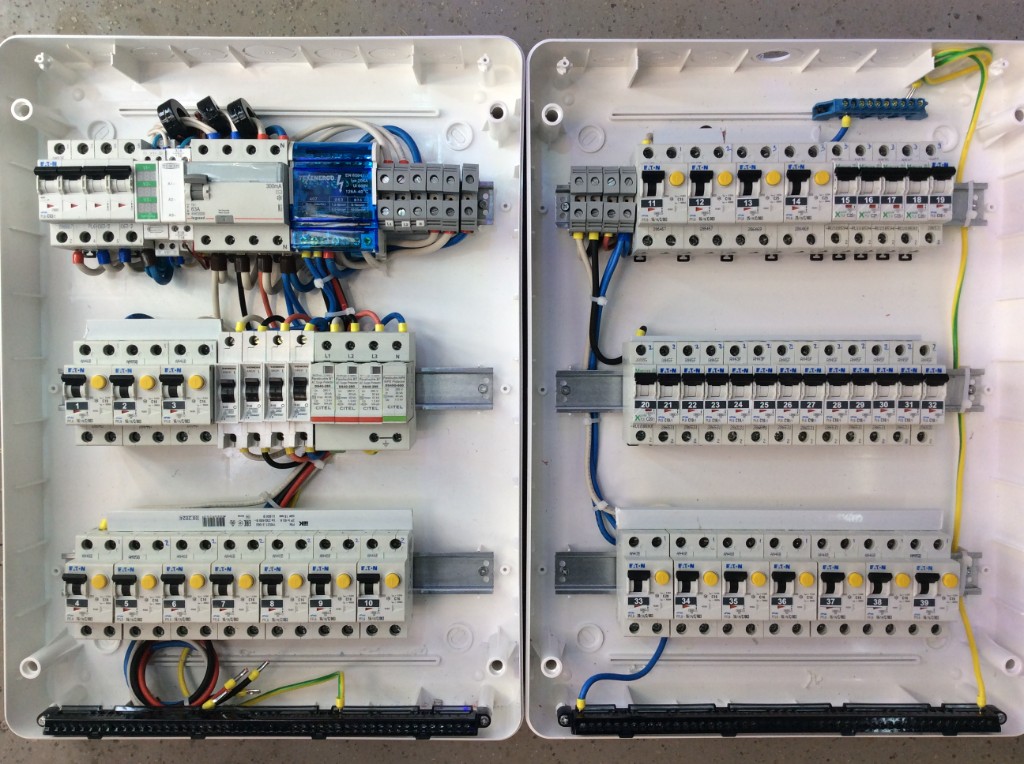 Два щита Eaton с УЗИП и нумерацией автоматов
