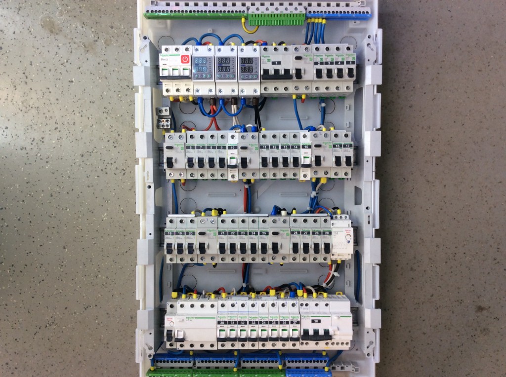 Щит Schneider на стене, ввод и четыре ряда аппаратуры