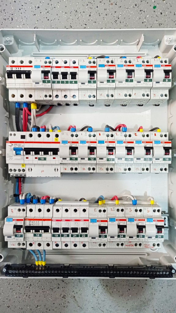 Электрощит Schneider Electric в корпусе на стене: 4 DIN-рейки, цифровые реле напряжения, автоматика и разводка до 42 групп
