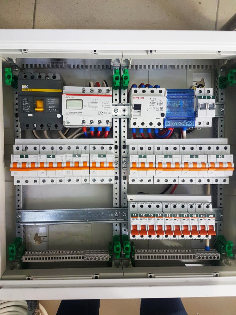 Распределительный щит: ввод IEK, счётчик ABB, УЗО АСТРО, автоматы и прозрачный распределительный блок IEK