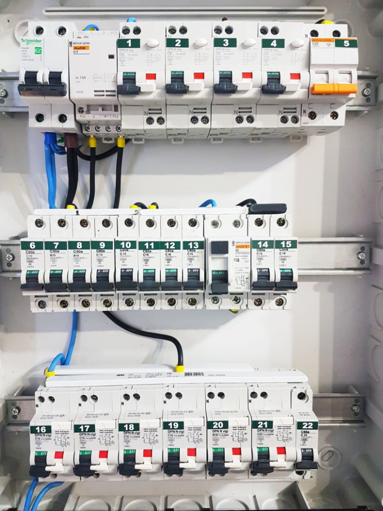 Сборка щита Merlin Gerin и Schneider Electric: три ряда DIN-рейки, контактор Multi9, УЗО ID и группы 1–22 с маркировкой