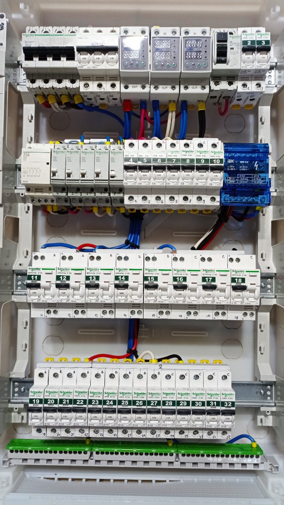 Профессиональная сборка Schneider Electric: реле контроля, дифавтоматы Acti9, четыре ряда модулей