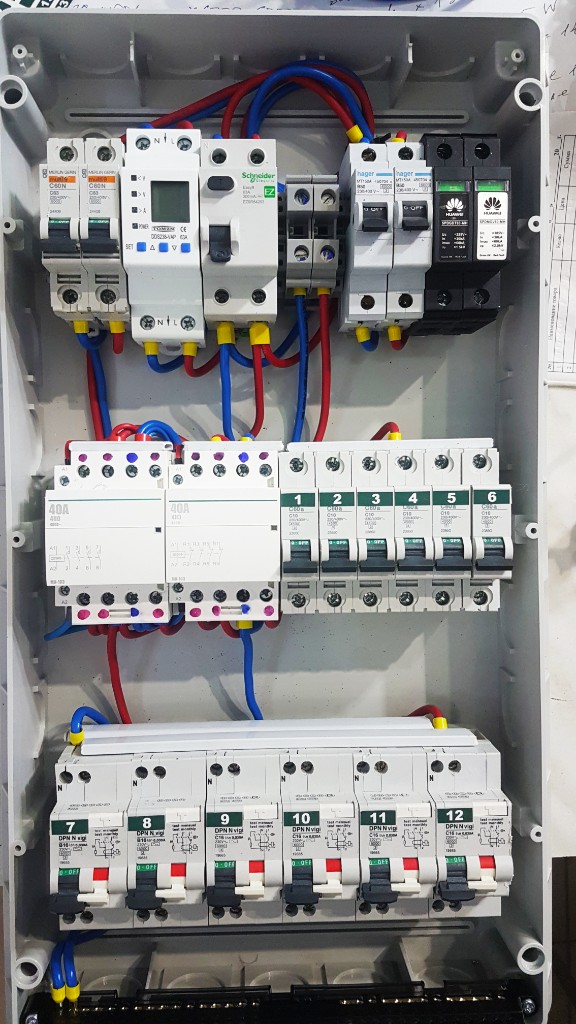 Распределительный щит: Schneider Electric и Merlin Gerin, реле TOMZN, автоматы Hager, модули защиты Huawei и дифавтоматы DPN Vigi