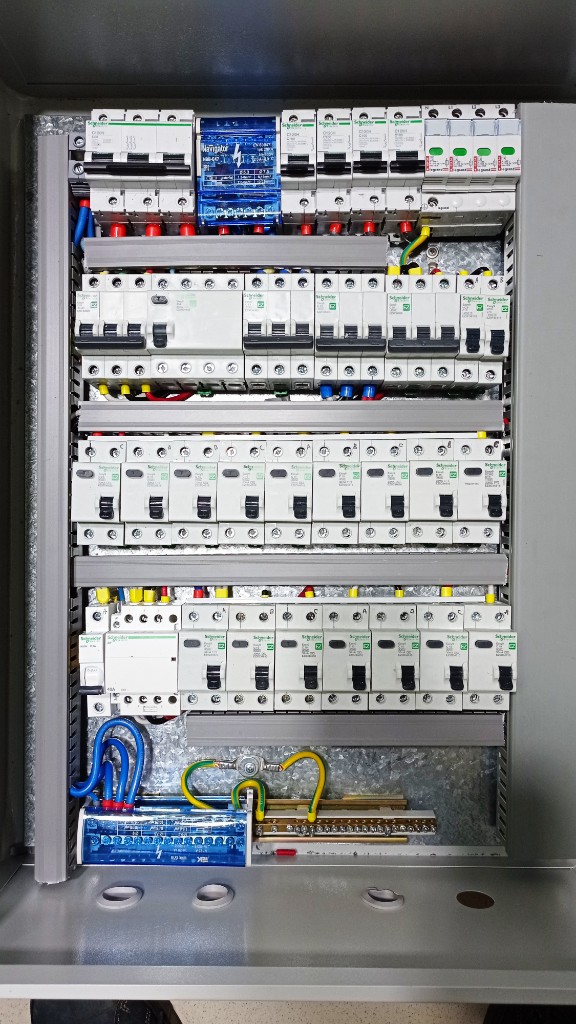 Щит в металлическом корпусе: Schneider Electric, модуль Navigator, аппаратура Legrand, четыре ряда на DIN-рейке, кабель-каналы и шины N/PE