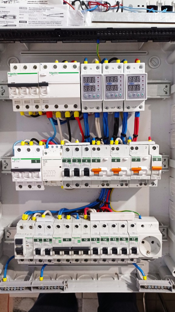 Сборка электрощита Schneider Electric: цифровые реле TOMZN, автоматы и УЗО с маркировкой групп 1–17, розетка Schuko на DIN-рейке