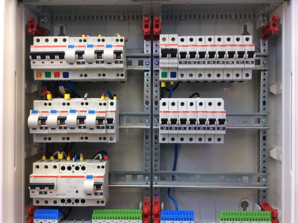 Электрощит с двухрядной компоновкой: вводные автоматы, нумерация групп и аккуратная разводка проводников