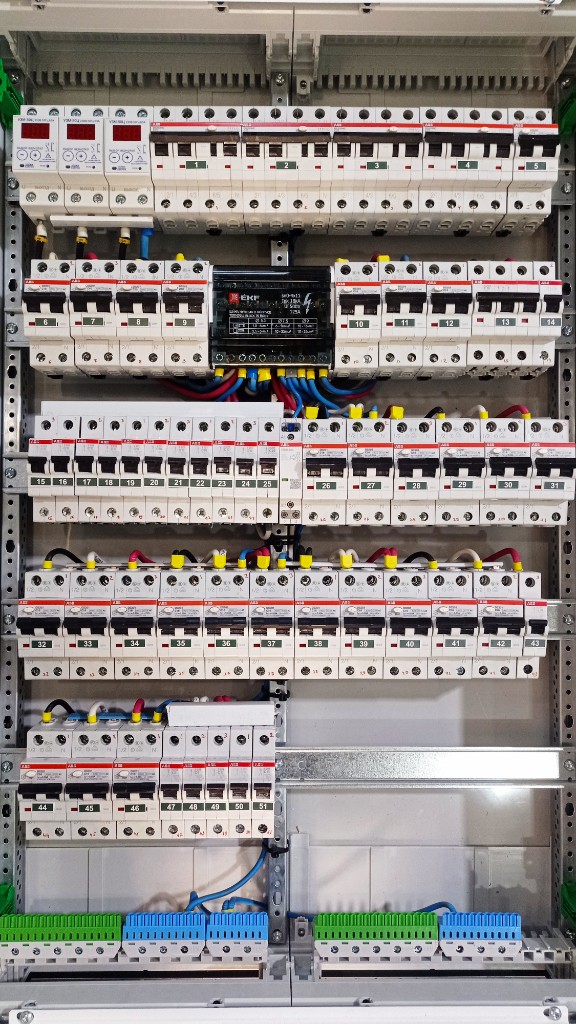Электрощит ABB в металлическом корпусе: цифровые реле напряжения, до 51 пронумерованной группы, модуль EKF, шины PE и N